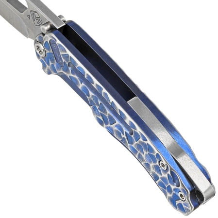 Nóż składany Medford Infraction Blue/Silver Titanium ''Peaks and Valleys'', Std HW, Brsh Clip, Tumbled S45VN by Greg Medford (MK031STQ-37A2-TSCS-BN)